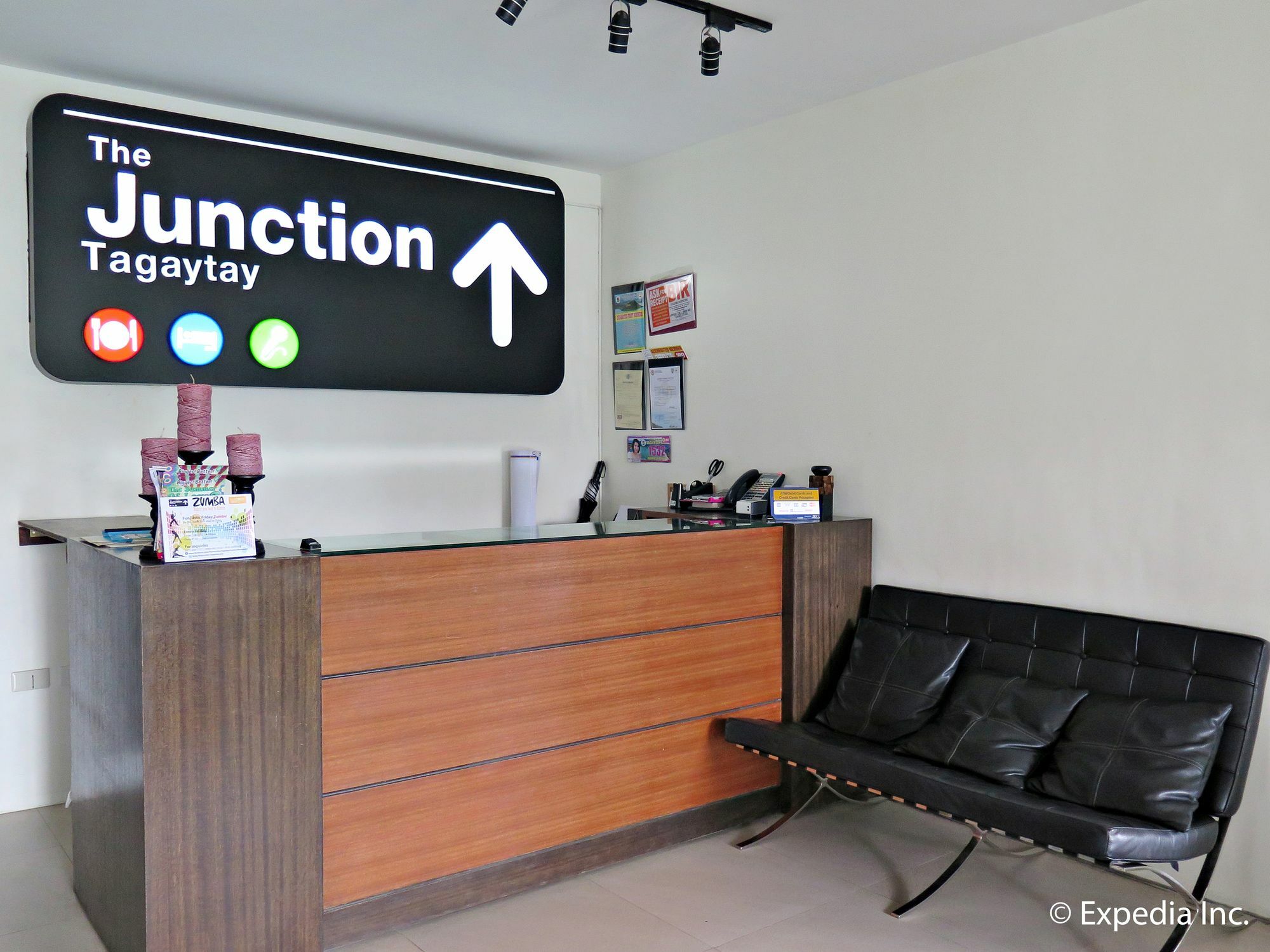 Готель Capital O 642 The Junction Tagaytay Tagaytay City Екстер'єр фото